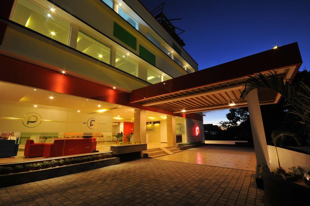 Pratama Hotel & Convention Mataram Exterior foto