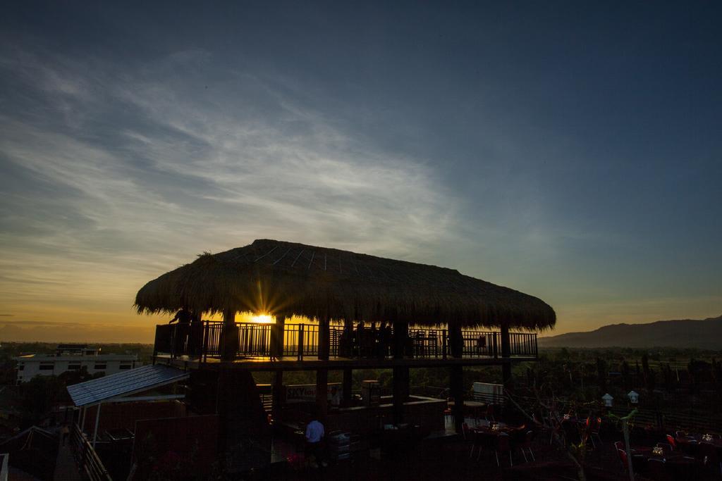 Pratama Hotel & Convention Mataram Exterior foto