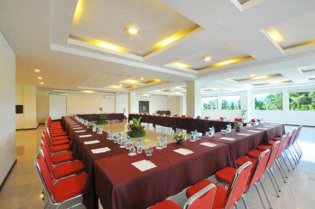 Pratama Hotel & Convention Mataram Exterior foto