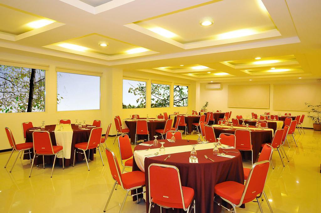 Pratama Hotel & Convention Mataram Exterior foto